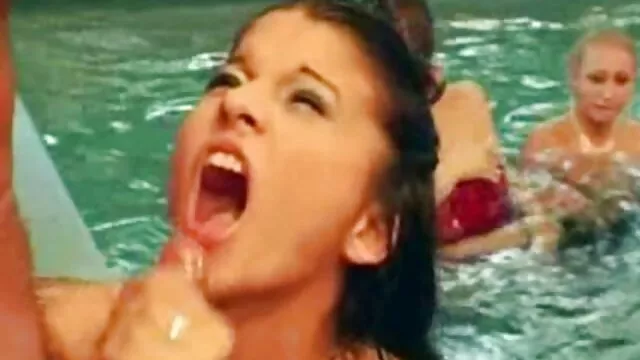 Dos negros se follan a una señoras anal rubia