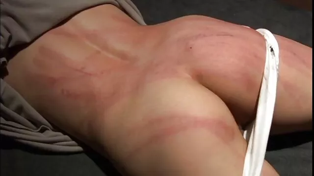 Jóvenes guapos chupan pollas y follan pono maduras