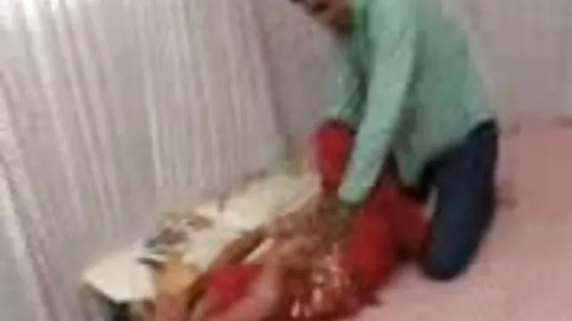 Chico folla el ver videos xxx de maduras coño con una botella de cerveza