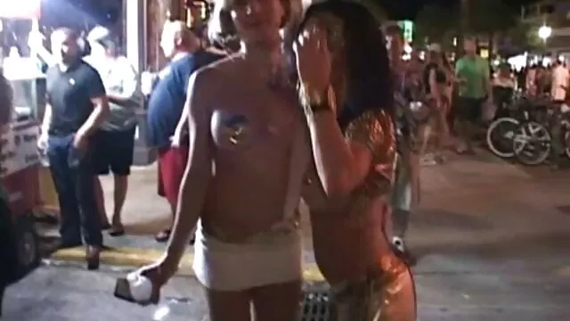 Sexo en medias videos de maduras cojiendo sobre la mesa