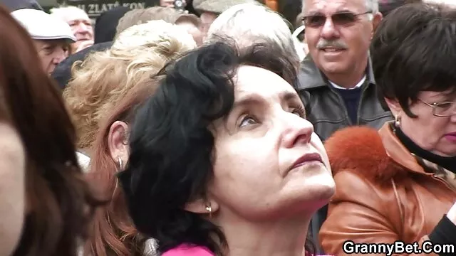 Zorra diestra maduras follando videos gratis recibe una gran polla